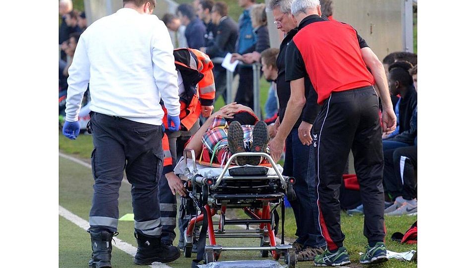 Schock beim Kick gegen die Young Boys: Der Tübinger Lukas Fetzer krachte gegen eine Werbebanden-Stange und musste nach der Behandlung am Spielfeldrand in die Uniklink gebracht werden.