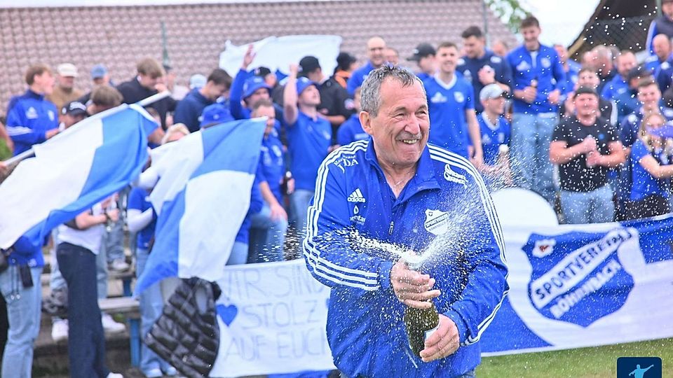 Der Partykönig von Röhrnbach: Meister-Vorstand Otto Freund sorgte nach dem Schlusspfiff für einen Klassiker.