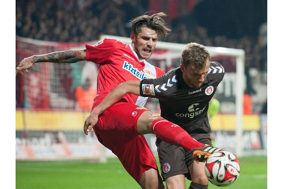 Zweikampf zwischen Lennart Thy vom FC St. Pauli und Union-Spieler Christopher Trimmel. Foto: Oliver Mehlis