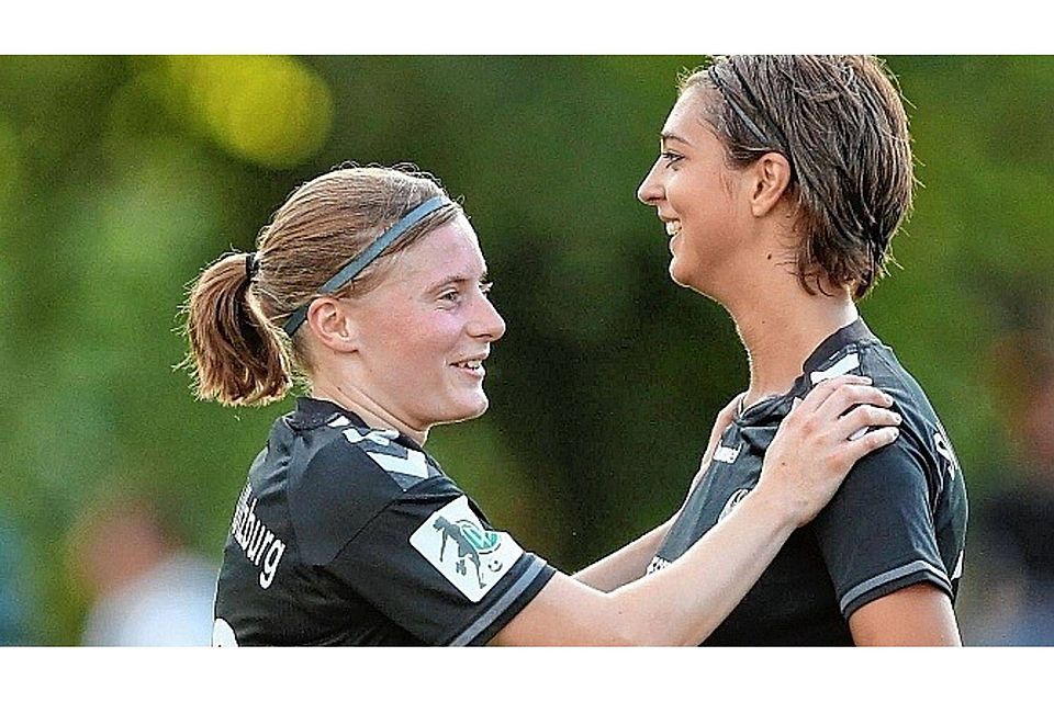 Erfolgreiches Angriffsduo: Vera Homp  (li.) und Alina Witt erzielten 30 der insgesamt 43 Tore des SV Henstedt-Ulzburg. Foto: objectivo/Krause