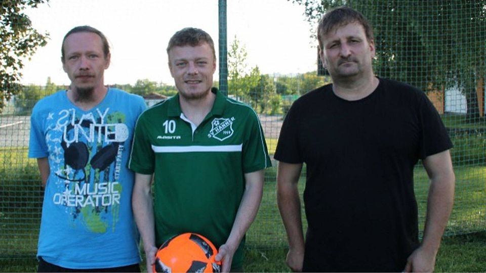 SVH-Vorstand Dominik Moosmann (Mitte) mit dem neuen Coach Daniel Schupp (links), der auf Christian Küpfer folgt. | Foto: Verein