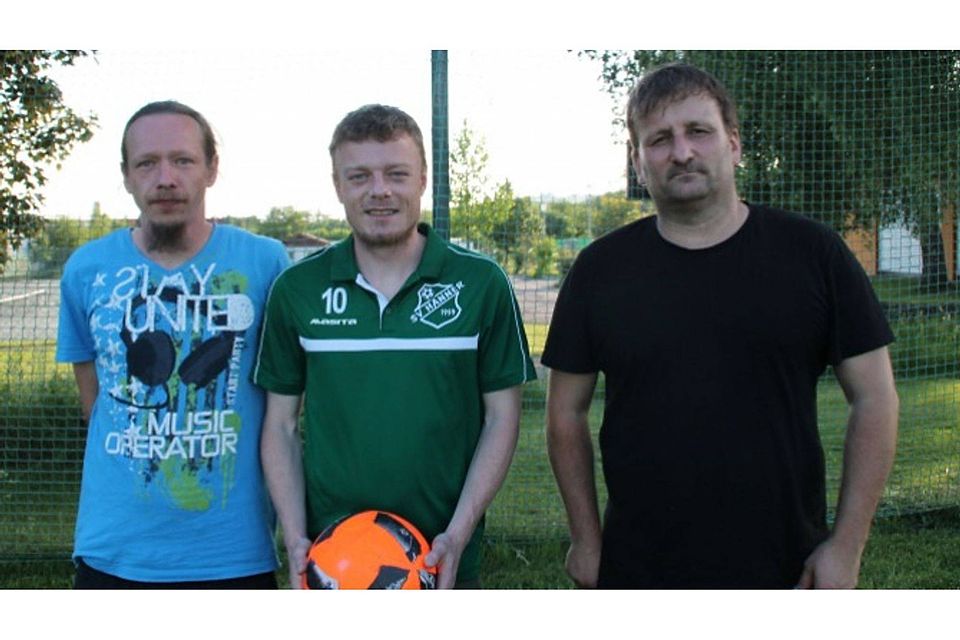 SVH-Vorstand Dominik Moosmann (Mitte) mit dem neuen Coach Daniel Schupp (links), der auf Christian Küpfer folgt. | Foto: Verein