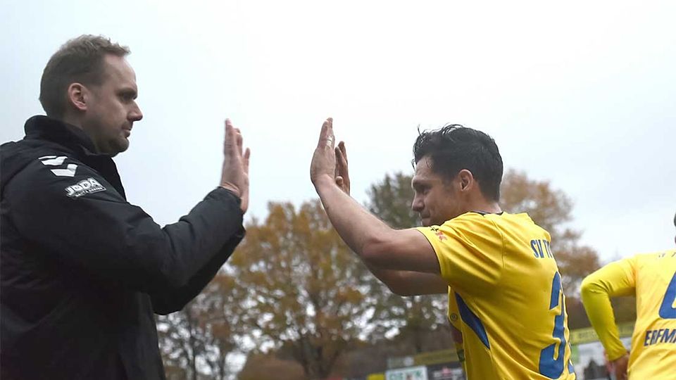 Dürfen sich Cheftrainer Björn Sörensen (SV Todesfelde) und Mirko Boland gegen seinen Ex-Verein VfB Lübeck über eine Finalteilnahme im Landespokal freuen.