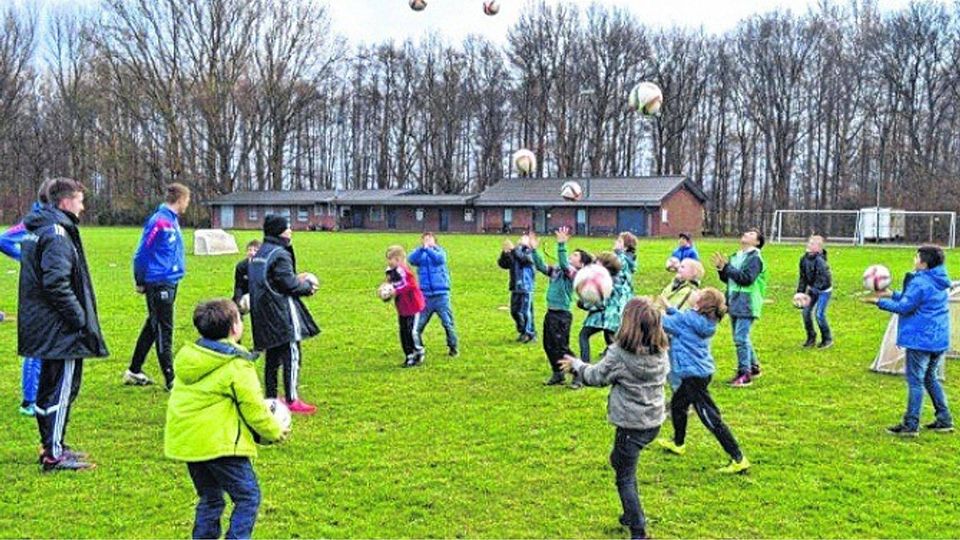 Spielerische Übungen mit dem Ball: die Kinder der OGS der Westzipfelschule mit den DFB-Teamern und Jugendtrainern des SC Selfkant.