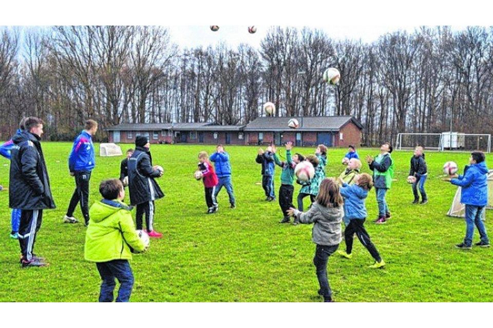 Spielerische Übungen mit dem Ball: die Kinder der OGS der Westzipfelschule mit den DFB-Teamern und Jugendtrainern des SC Selfkant.