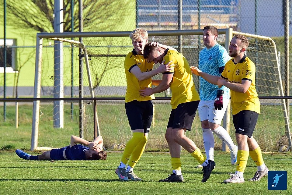 Die Herbolzheimer Felix Mamber, Tom Stubert und Leon Schunk (in den gelben Trikots, von links nach rechts) jubeln, die Heitersheimer um Torwart Timmy Kodric sind am Boden zerstört.