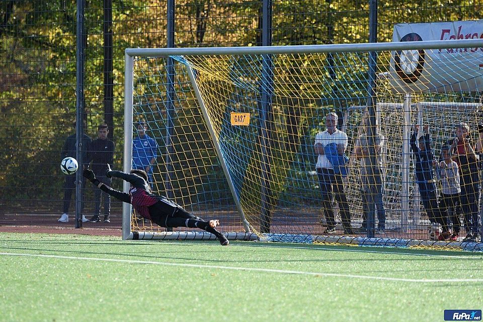 Ertugrul Aktas, Torhüter von Tennis Borussia, hielt im Elfmeterschießen gegen Stern 1900 gleich zwei Strafstöße.