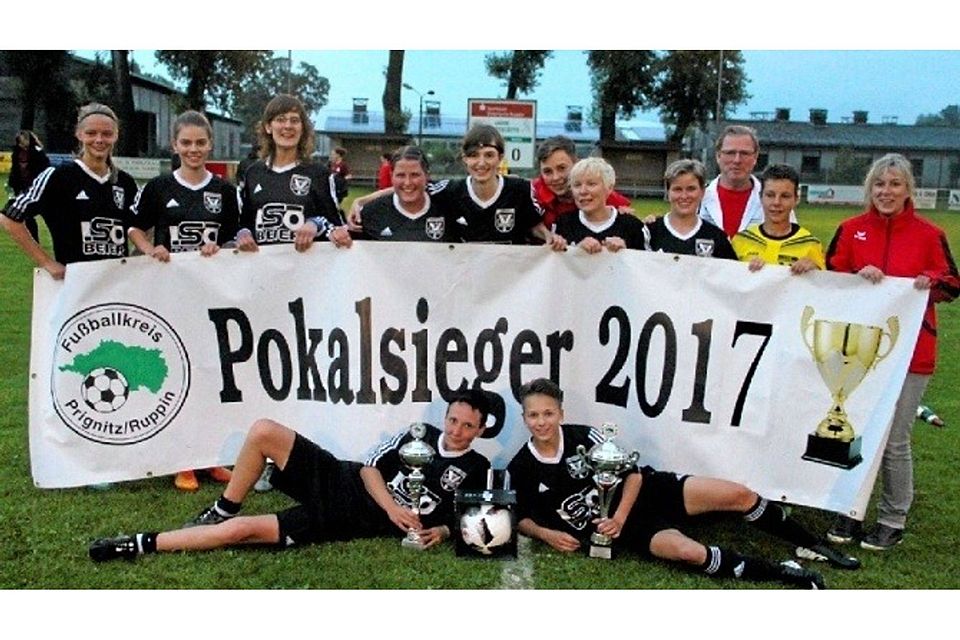 Kreismeister und Pokalsieger: Für die Fußballerinnen des FSV Veritas Wittenberge/Breese gab es zwei Siegertrophäen.   ©Oliver Knoll