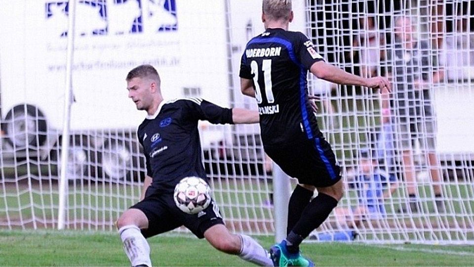 FSV-Torwart Lukas Ebbers (l.) hält hier gegen Paderborns Ben Zolinski (r.). Foto: Kutsche