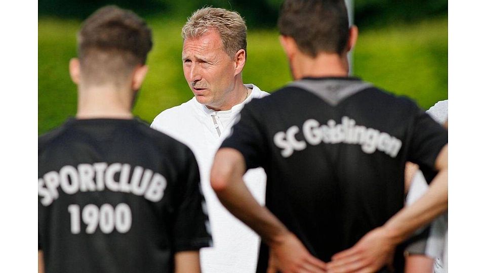 Trainer Uli Haug bei der Ansprache an seine Schützlinge, Anweisungen für den Urlaub gehören dazu.