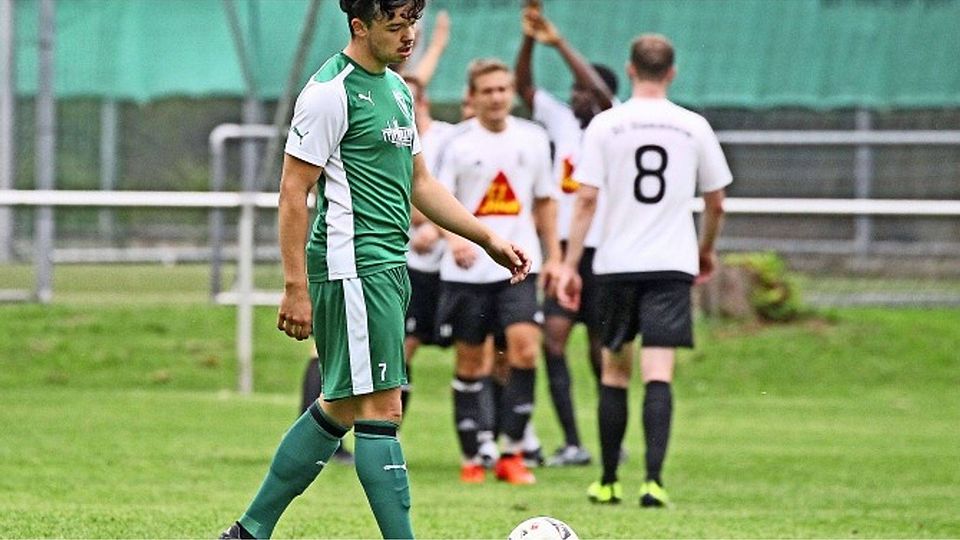 Danilo Mihajlovic vom TSV Münster ist bedient – während die Stammheimer Spieler im Hintergrund das  4:1 bejubeln. Foto: Holger Strehlow