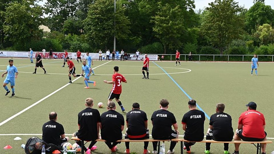 Der Ball rollt wieder: Der FC Sprendlingen 2023 (rote Trikots) startete am vergangenen Wochenende mit der Pokal-Qualifikation gegen Saulheim seinen Spielbetrieb.