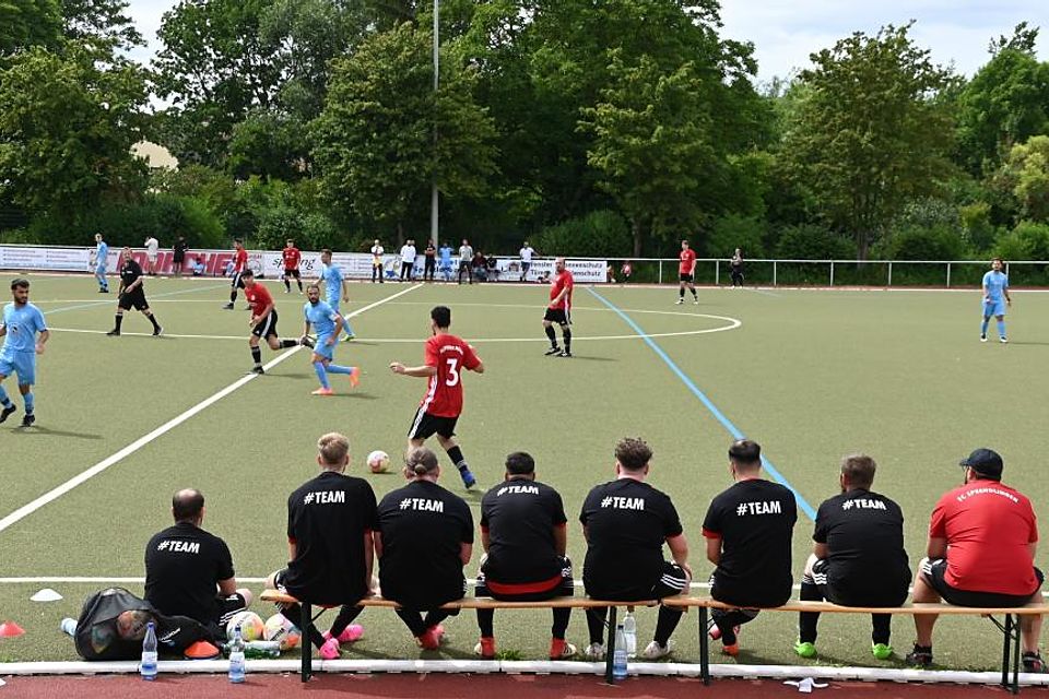 Der Ball rollt wieder: Der FC Sprendlingen 2023 (rote Trikots) startete am vergangenen Wochenende mit der Pokal-Qualifikation gegen Saulheim seinen Spielbetrieb.