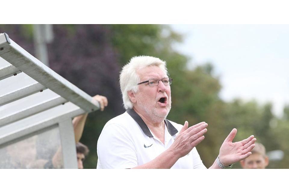Spielt mit seiner Mannschaft im letzten Spiel der Relegation zur Fußball-Kreisoberliga West gegen den VfL Fellerdilln auf Sieg: Michael Sidorenko, Trainer des FC Werdorf. © Steffen Bär Spielt mit seiner Mannschaft im letzten Spiel der Relegation zur Fußball-Kreisoberliga West gegen den VfL Fellerdilln auf Sieg: Michael Sidorenko, Trainer des FC Werdorf. © Steffen Bär