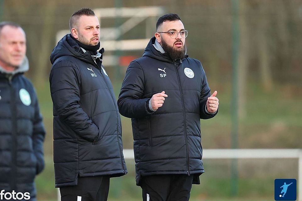 Chefcoach Matthias Güldener (links) hört bei der Spvgg. Ingelheim an der Seitenlinie auf. Diesen Posten übernimmt ab sofort der bisherige Co-Trainer Serdar Parlak (rechts).