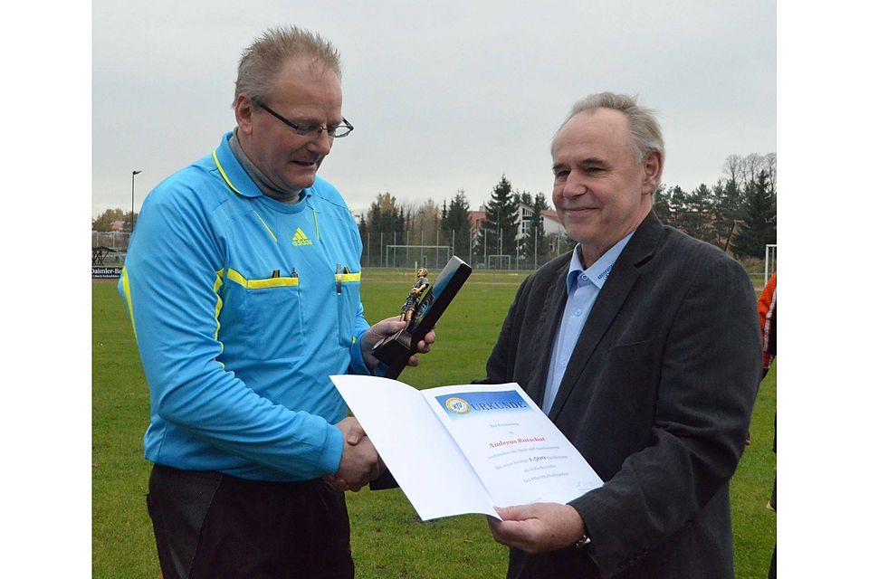 KFV-Vorsitzender Theo Körner (Fortuna Grevesmühlen) gratuliert Andreas Ratschat zu seinem 1.500 Spiel. Andreas Knothe