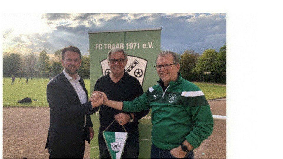 v.l. Andreas Stattrop 2. Vors. FC Traar, Ewald Gedigk Chef-Trainer, Uwe Schlotmann 1. Vors. FC Traar