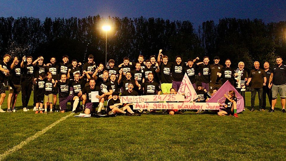 Der künftige Kreisligist FC Laub machte unter Flutlicht sein Meisterstück.