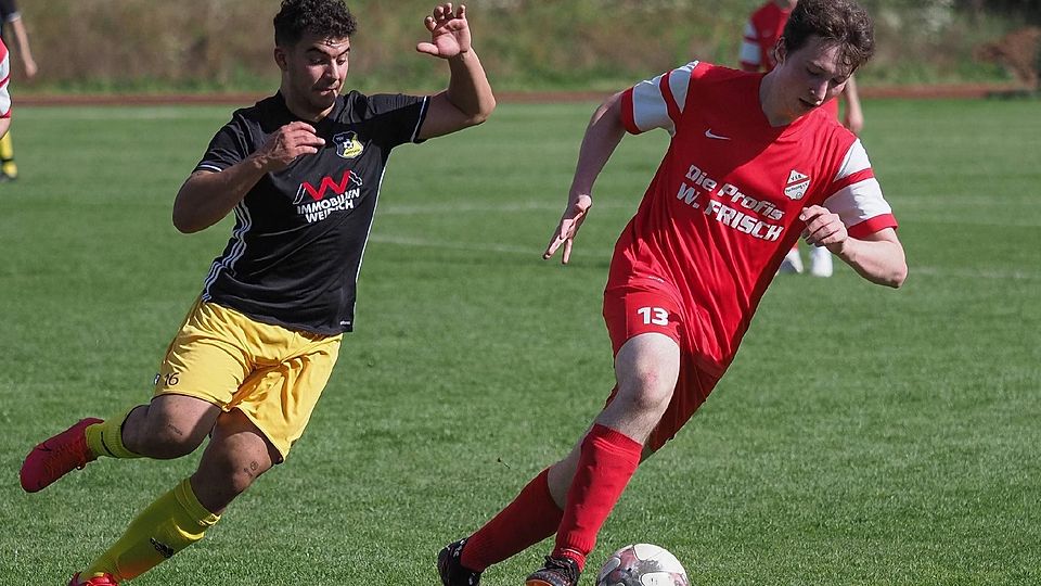 Gekonnte Ballsicherung, doch der VfB-Dritten (Lorenz Vögerl (r.) half es gegen Moosach (Alex Holzwart) nichts. sro