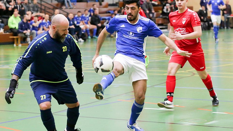 Beim mit zwölf Mannschaften besetzten Hallenfußballturnier des ASV Eislingen traf die erste Mannschaft des Gastgebers unter anderem auf den TV Birenbach I.  Foto: Cornelius Nickisch