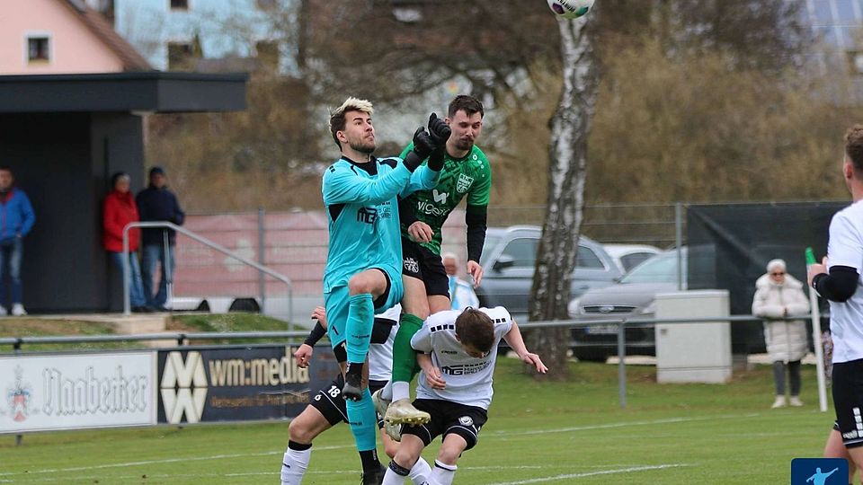 Durch das 0:0 im Topduell gegen die Sportfreunde aus "Upo" (in Weiß-Schwarz) verpasste der 1. FC Rieden (in Grün-Schwarz) die erhoffte Rückkehr an die Tabellenspitze der Kreisliga Süd..