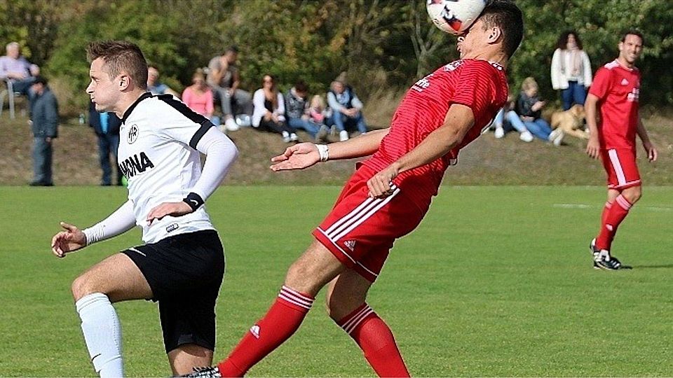 Ball vorm Kopf: Paolo Walther wird im Derby „abgeschossen“. Links: Robin Jelacic.	Foto: inl.