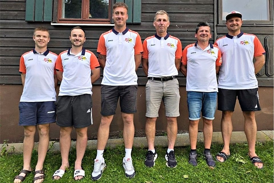 Von links nach rechts: Lukas Schedlbauer (Sportliche Leitung ASV Elisabethszell), Felix Hornberger (Spielertrainer), Tobias Fuchs (Spielertrainer), Bodo Schustok (Torwarttrainer), Armin Liebl (Unterstützung Reserve), Simon Zißler (Sportliche Leitung SV Neukirchen). Von links nach rechts: Lukas Schedlbauer (Sportliche Leitung ASV Elisabethszell), Felix Hornberger (Spielertrainer), Tobias Fuchs (Spielertrainer), Bodo Schustok (Torwarttrainer), Armin Liebl (Unterstützung Reserve), Simon Zißler (Sportliche Leitung SV Neukirchen).