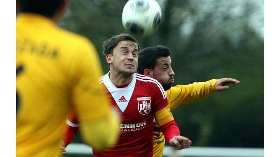 Augen zu und durch: Kamil Niewiadomski (vorne) muss mit dem FC Hennef am Sonntag zum Spitzenreiter reisen. Foto: Henry