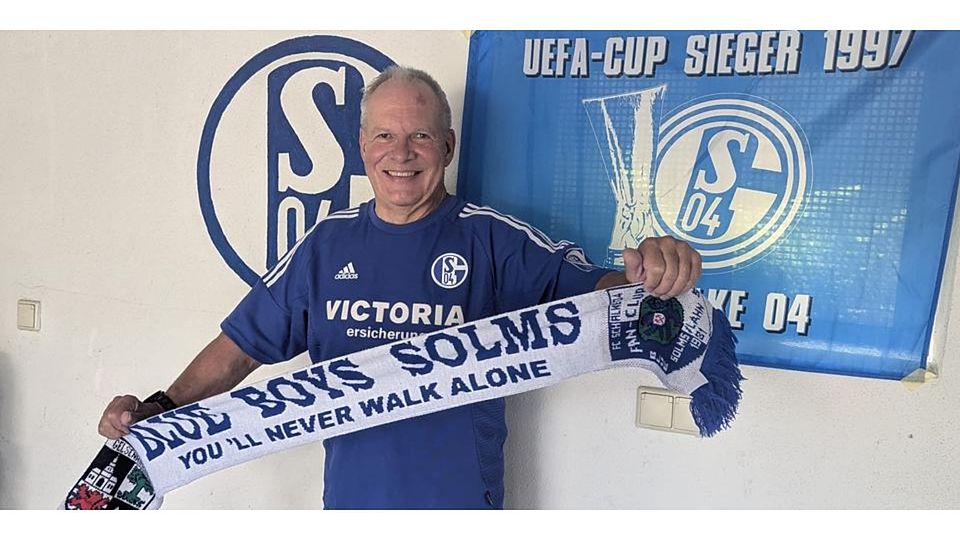Schalke-Fan durch und durch: Thilo Orgis. Als Mitorganisator sorgt er dafür, dass die Traditionsmannschaft des FC Schalke 04 beim FC Werdorf Station macht. © Thilo Orgis