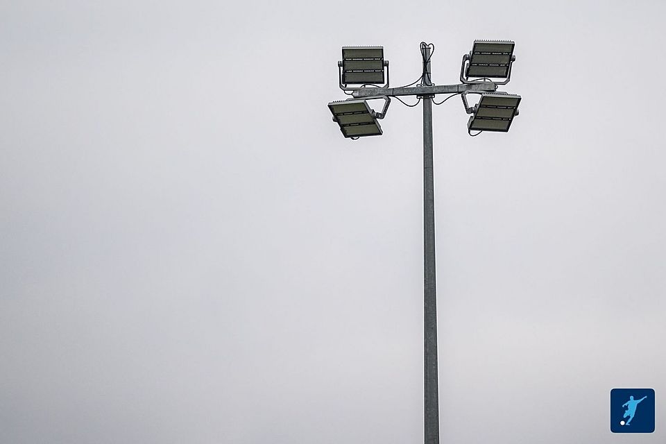 Die neue Flutlichtanlage in Cents ist noch nicht fertiggestellt