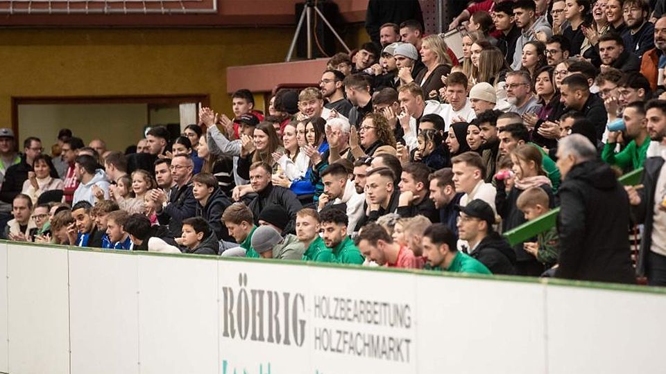 Hallenfußball zieht: Wenn die Bergsträßer Vereine Fußball unterm Hallendach zelebrieren, sind die Tribünen – wie hier im Sportzentrum Ost des TV Lampertheim – meist voll besetzt.	Foto: Thorsten Gutschalk