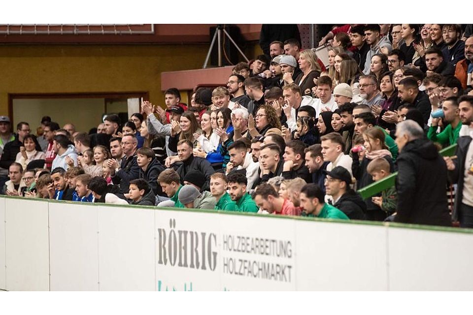 Hallenfußball zieht: Wenn die Bergsträßer Vereine Fußball unterm Hallendach zelebrieren, sind die Tribünen – wie hier im Sportzentrum Ost des TV Lampertheim – meist voll besetzt.	Foto: Thorsten Gutschalk
