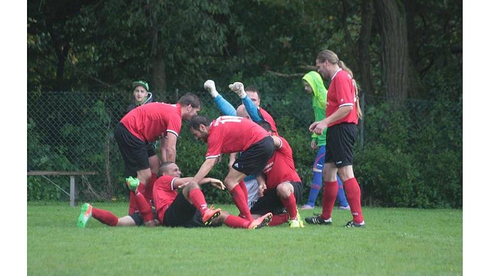 94. Minute: Der Atzenhainer Torjubel zum 1:3-Endstand gegen Bechtelsberg. Foto: Eckstein