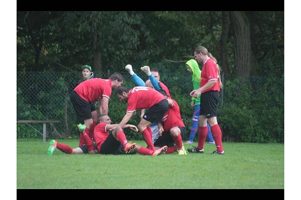 94. Minute: Der Atzenhainer Torjubel zum 1:3-Endstand gegen Bechtelsberg. Foto: Eckstein