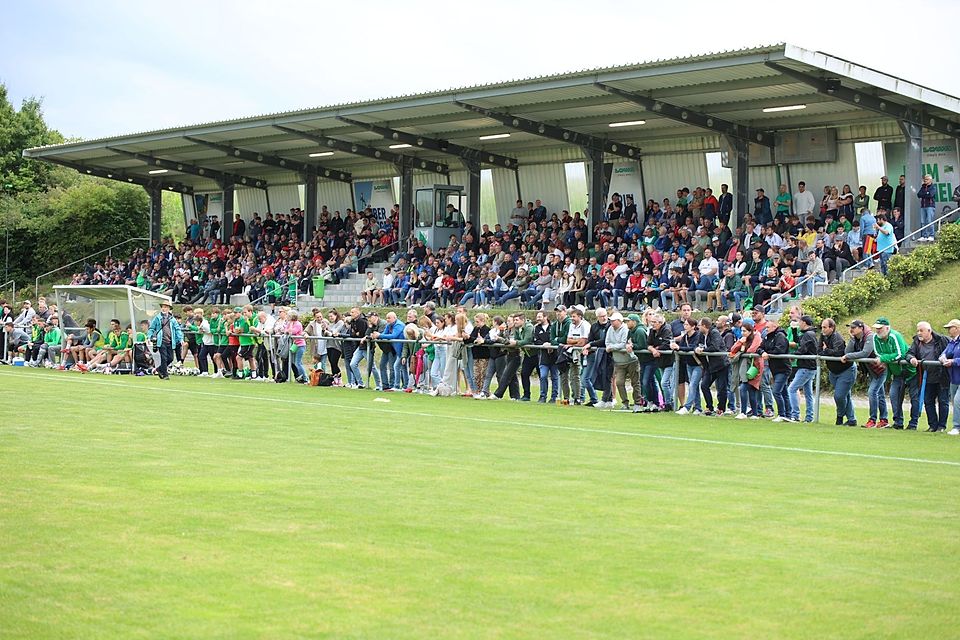 832 Zuschauer bildeten eine tolle Kulisse im Jetzendorfer Stadion.