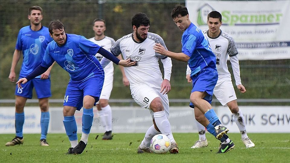 Gentrit Isufi (am Ball) und der FC Tegernheim dominierten das Heimmatch gegen Prüfening.