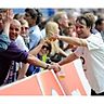 Der sportliche Höhepunkt für Marco Müller: Das Halbfinale im Westfalenpokal 2012 mit dem FCO bei Arminia Bielefeld vor mehr als 6.000 Zuschauern. Hier begrüßt er Familie und Bekannte.