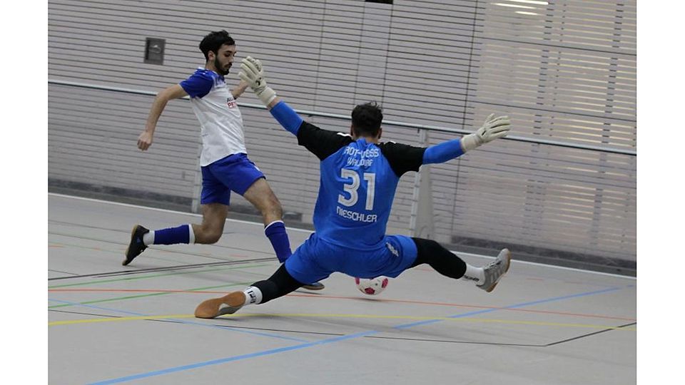 Mehr als 33 Minuten hielt  Walldorfs Torhüter Tim Nieschler (rechts) sein Tor sauber, ehe ihn der Gau-Odernheimer Emre Gümüs erstmals beim Hallenmasters überwand. Diese Szene stammt aus dem Finale, das Rot-Weiß gewann.	Foto: Axel Schmitz/pakalski-press