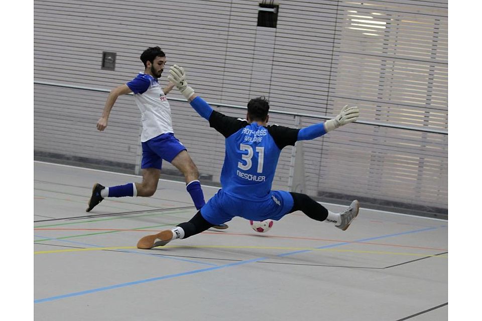 Mehr als 33 Minuten hielt Walldorfs Torhüter Tim Nieschler (rechts) sein Tor sauber, ehe ihn der Gau-Odernheimer Emre Gümüs erstmals beim Hallenmasters überwand. Diese Szene stammt aus dem Finale, das Rot-Weiß gewann. Foto: Axel Schmitz/pakalski-press Mehr als 33 Minuten hielt Walldorfs Torhüter Tim Nieschler (rechts) sein Tor sauber, ehe ihn der Gau-Odernheimer Emre Gümüs erstmals beim Hallenmasters überwand. Diese Szene stammt aus dem Finale, das Rot-Weiß gewann. Foto: Axel Schmitz/pakalski-press