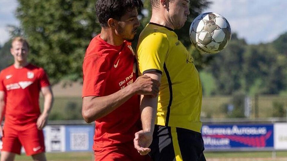 Abgeschirmt: Die VfB-Reserve mit Victor Bezerra do Nascimento (rot) fand gegen starke Grafinger nicht ins Spiel.