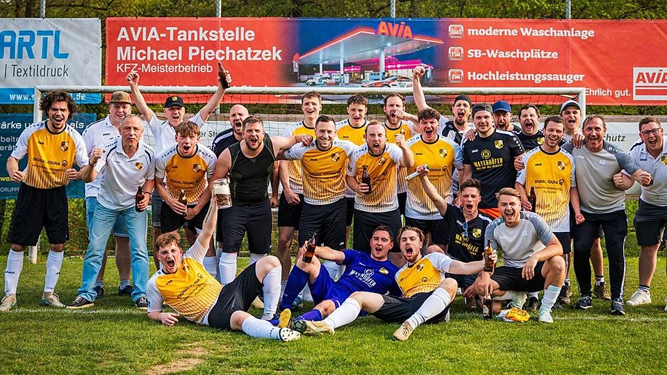 Unter anderem beim SC Endorf knallten die Sektkorken: Die „Gallier der Oberpfalz“ feiern die langersehnte Rückkehr in die A-Klasse.