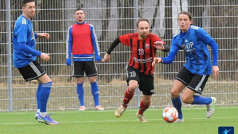 Tobias Guber (in schwarz-rot) avancierte beim Auswärtssieg in Grafenwöhr zum Matchwinner für den SC Luhe-Wildenau.