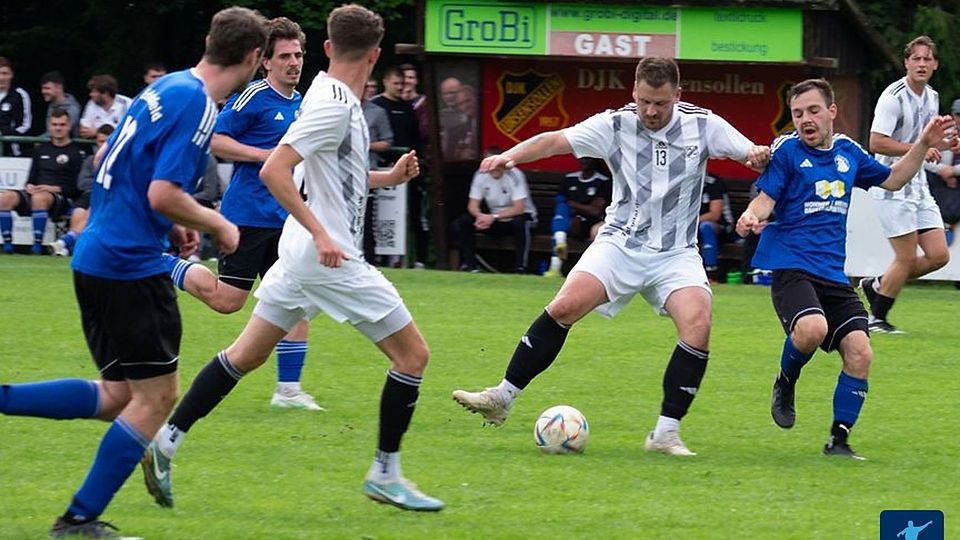 Großkampftag in Ursensollen: Aufsteiger DJK (in Weiß) empfängt mit dem SV Freudenberg einen der Ligafavoriten.