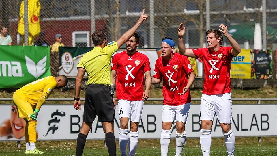 Drei sind zwei zu viel: Wenn an diesem Wochenende die Saison in den Amateurklassen beginnt, darf nur noch der Spielführer mit dem Schiedsrichter diskutieren.