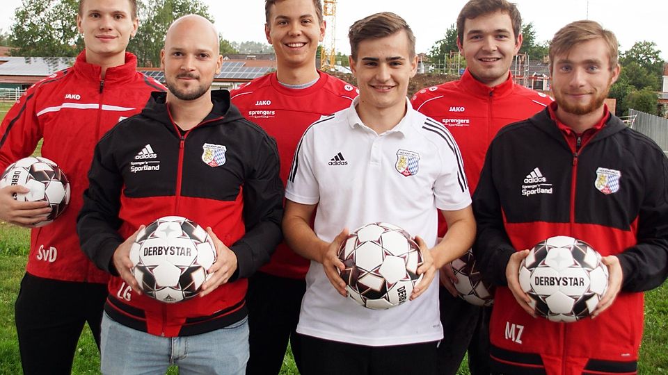 Sie sind die Neuen beim SV Hohenfurch: (von links) Simon von Denzen, Roman Schwarz,Luis Taufratshofer, Samuel Fischer, Niklas Pönitz und Christoph Schratt. Der Kader unddamit der Konkurrenzkampf ist damit größer geworden.