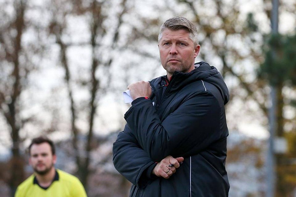 Höchsts Trainer Volker Sedlacek kann seinen Fußballspielern derzeit nur aus der Ferne Anweisungen geben.	Archivfoto: Joaquim Ferreira