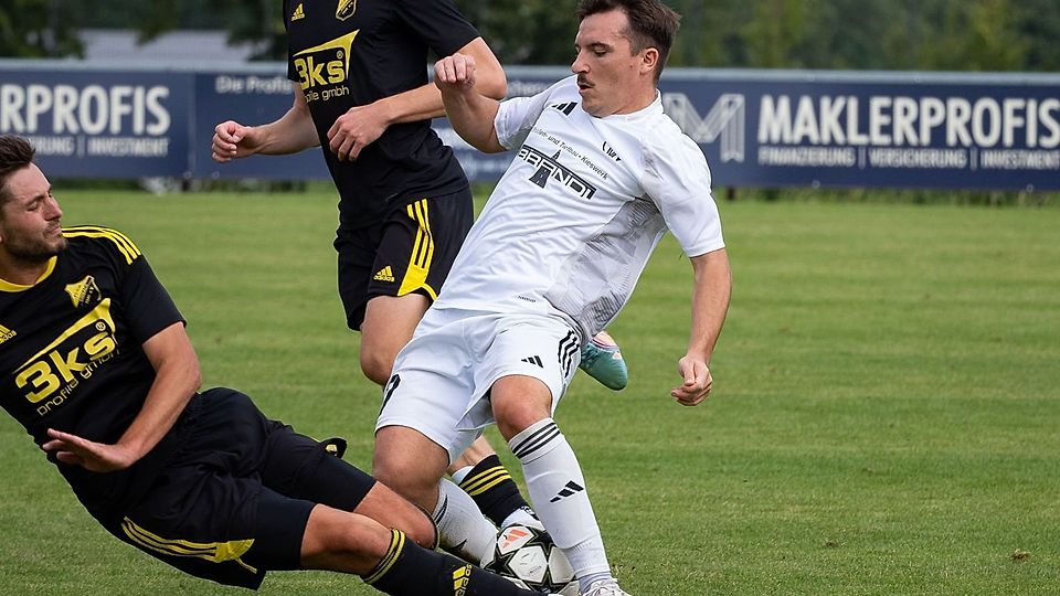 Harte Gangart - Neufraunhofens Stefan Brenninger wird mit gestrecktem Bein abgeräumt. Ohne Foulpfiff musste der Linksfuß verletzt ausgewechselt werden.