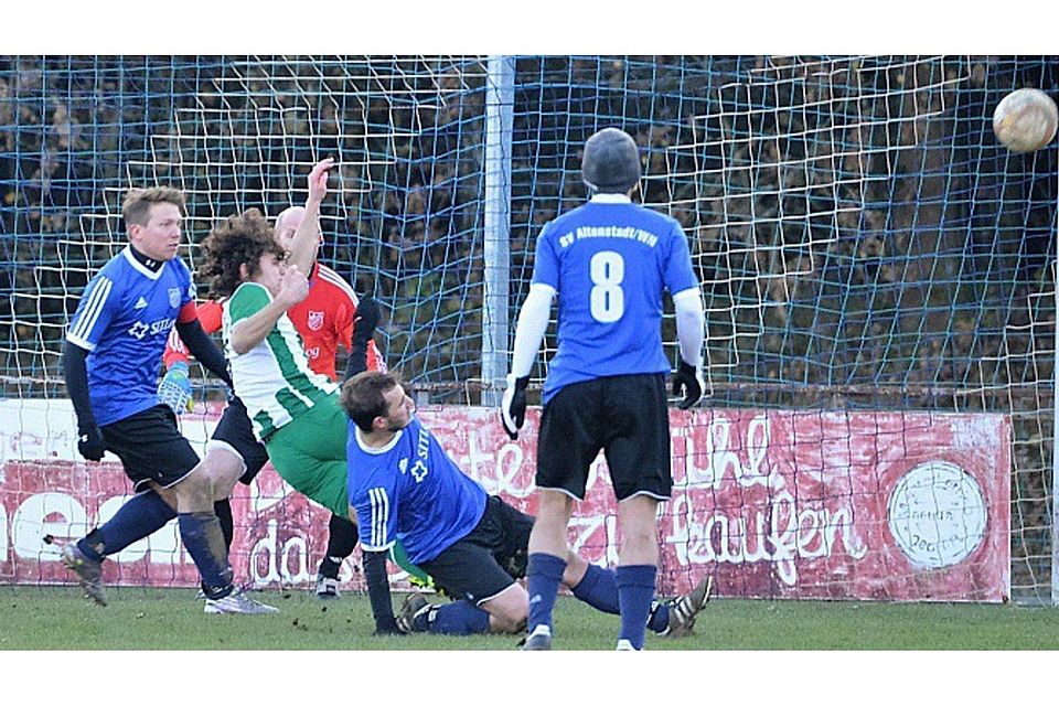 Einen lebenswichtigen Dreier landete der SV Altenstadt/WN (in blau) mit dem 2:1 gegen die "Zweite" des Kreisligisten FC Weiden-Ost.  F: Nachtigall