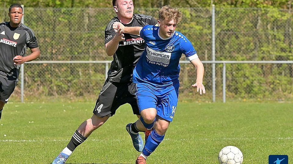 Die Kirchardter (blau) fahren mit vollem Elan nach Bammental.