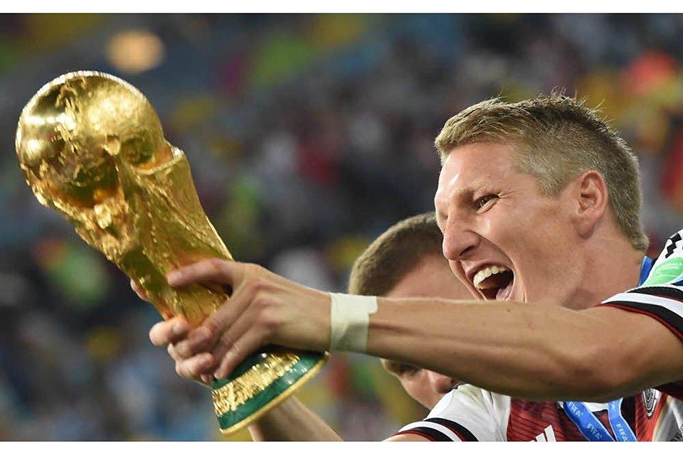 Basti Schweinsteiger durfte den WM-Pokal nach dem Titelgewinn in Händen halten. Jetzt kommt die Gold-Trophäe nach Bielstein., Foto: dpa